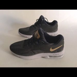 NIKE ‘Air Max’ Black/Navy Blue/Gold SZ 6.